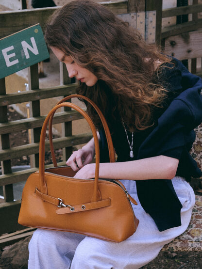 NOA Baguette Bag [Glossy CAMEL] - 이미지 4