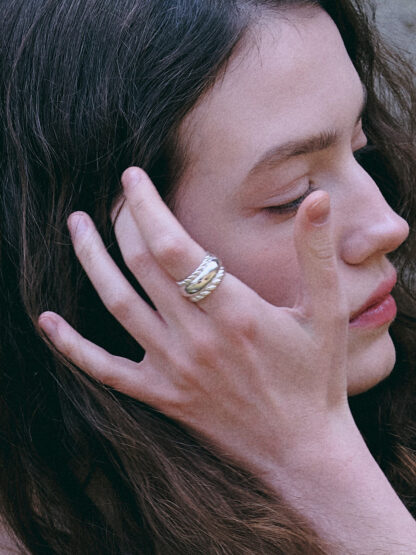 Double twist volume ring