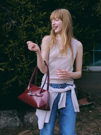 NOA Baguette Bag [Glossy RED BEET] - 이미지 3